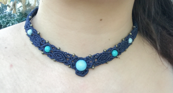 Makramee Halskette / Collier in dunkelblau mit Jade und Amazonit