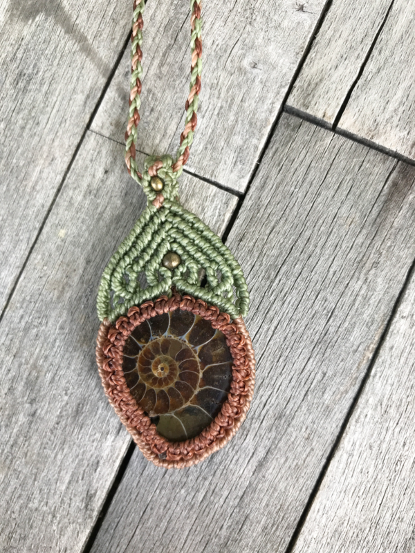 Makramee Halskette grün - braun mit Ammonit